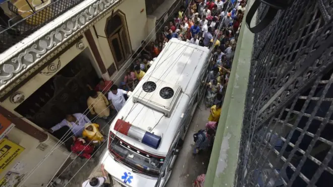 Penemuan 11 jenazah yang diduga bunuh diri bersamaan mengagetkan masyarakat New Delhi.