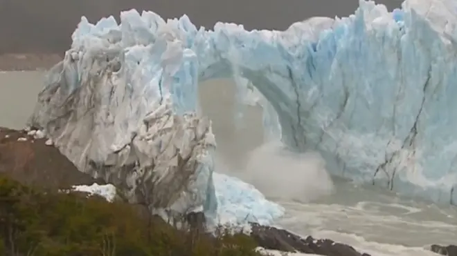 падіння крижаної арки