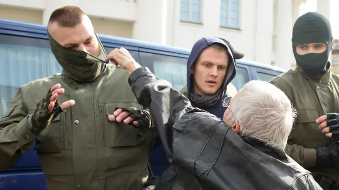 Срывая маски, протестующие смогли отбить несколько человек