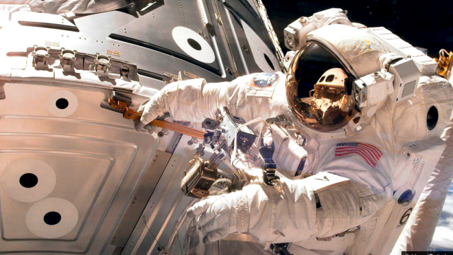 Американский астронавт во время выхода в открытый космос