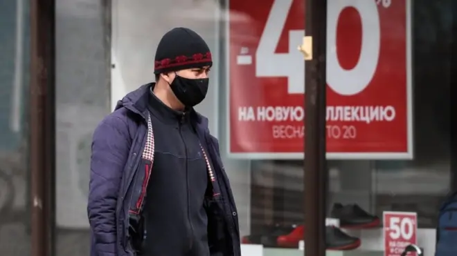 Спешить с возобновлением работы сферы услуг и открывать торговые центры рано, считает Собянин