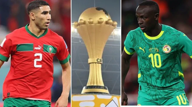 Hakimi and Sadio Mane as dem dey play ball for different fields wey dme come crop dia pictures togeda wit Hakimi as e dey rep Morocco andMane as e dey rep Senegal
