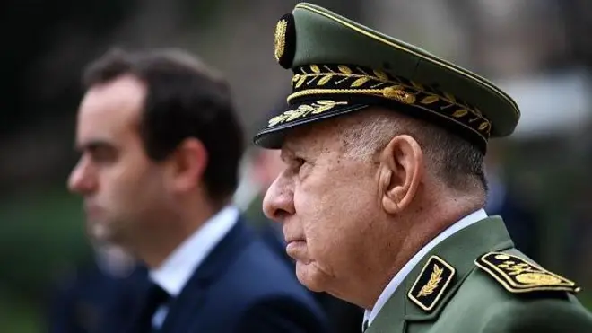 رئيس أركان الجيش الجزائري (يمين)