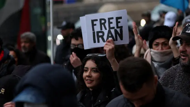 Участники лондонской демонстрации в поддержку протестов в Иране