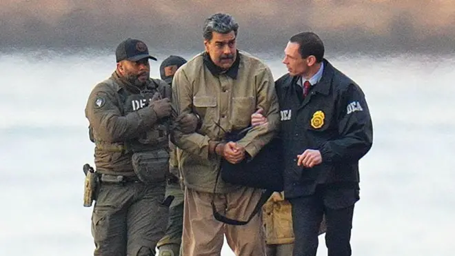 Nicolás Maduro, rodeado de agentes de la DEA