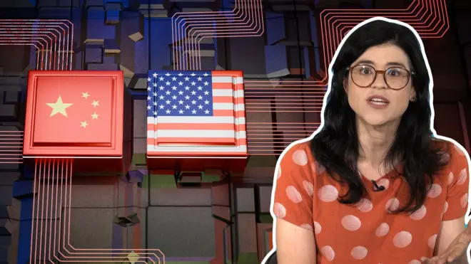 Repórter Camilla Veras Mota em frente a imagem estilizada com referências às bandeiras dos EUA e da China