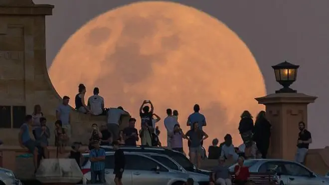 ఆస్ట్రేలియాలో సూపర్మూన్ను చూస్తున్న ప్రజలు (పాత ఫొటో)