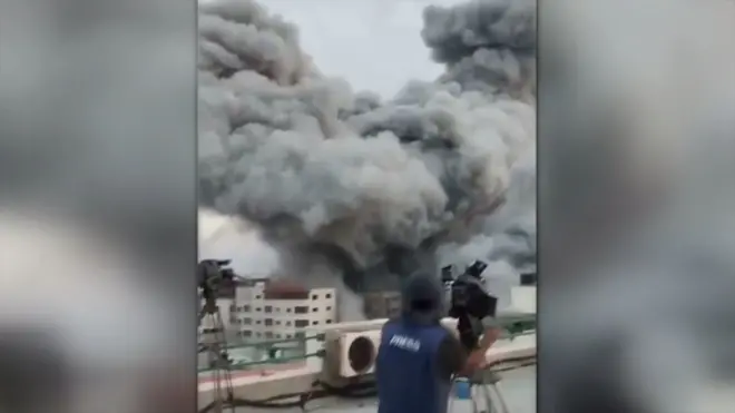 شاهد: لحظة سقوط صاروخ بالقرب من مكتب بي بي سي في غزة