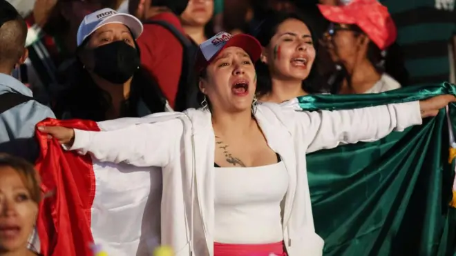 Partidarios de Claudia Sheinbaum reunidos en el ZÃ³calo celebrando los resultados de las elecciones presidenciales de MÃ©xico de 2024.