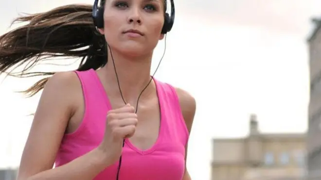 Дівчина на пробіжці