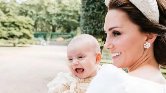 เจ้าชายลูอีส์ ทรงอ้าพระโอษฐ์หัวเราะ