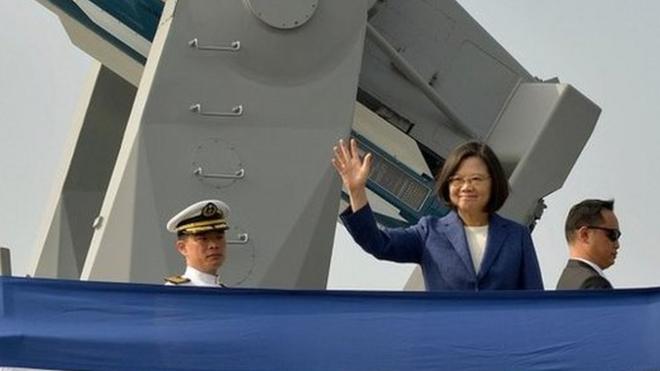 台湾总统蔡英文在台湾护卫舰甲板上（资料照片）