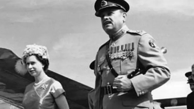 कराची के हवाई अड्डे पर 1961 में ब्रिटेन की महारानी का स्वागत करते हुए