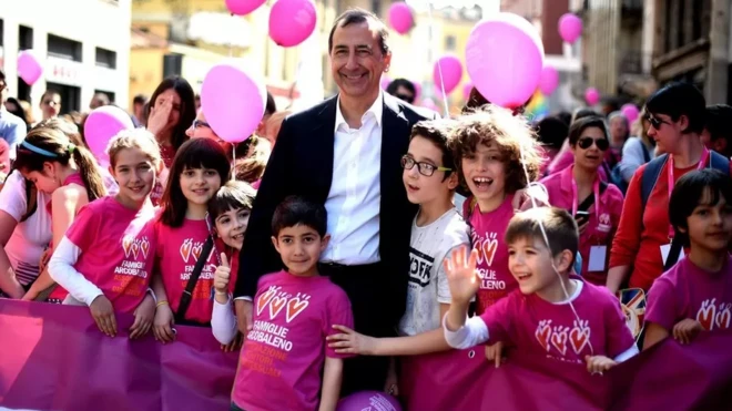 جوزپه سالا شهردار میلان در میان کودکان