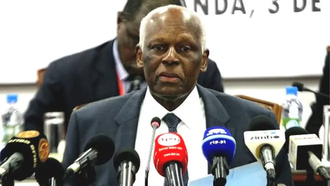 Un site d'information proche de l'opposition angolaise, Maka Angola, a assuré la semaine dernière que le président angolais de 74 ans est "entre la vie et la mort dans une clinique privée à Barcelone".