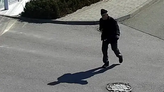 Di footage show one badly injured Leonid stagger afta Russian soldiers shoot am.