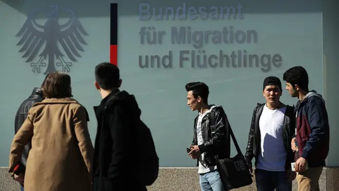 هغه افغانان چې پنا غوښته یې رد شوې د جرمني د کډوالو چارو ادارې مخ ته د اعتراض په ډول درېدلي.