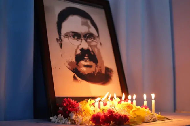 ඝාතනය කරන ලද ජ්‍යෙෂ්ඨ මාධ්‍යවේදී ධර්මරත්නම් සිවරාම් නොහොත් තාරකි ශිවරාම්ගේ 18 වන ගුණ සැමරුම නිමිති කොටගෙන ඊයේ සහ අද විශේෂ සැමරුම් උත්සව කිහිපයක් උතුරු නැගෙනහිර කේන්ද්‍ර කරගනිමින් පැවැත්විණි.