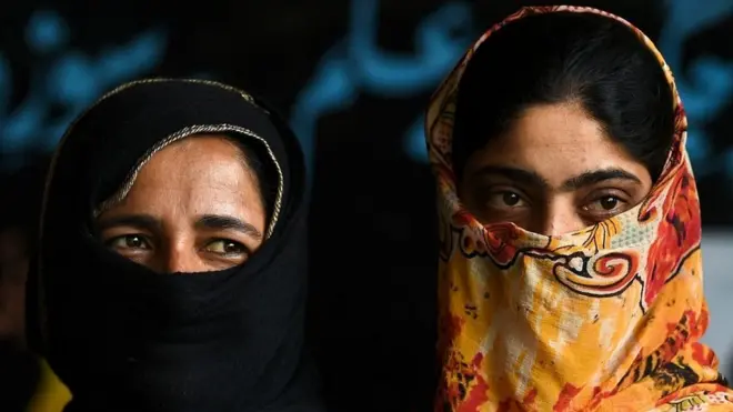 2019 के लोकसभा चुनाव में वोट डालने के लिए कतार में खड़ी महिलाएं