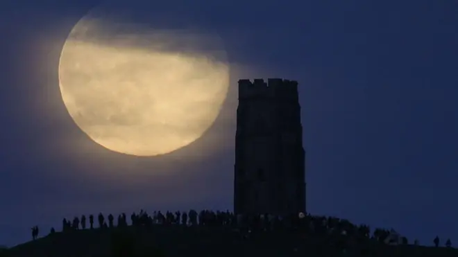 В конце июня взошла "клубничная Луна"