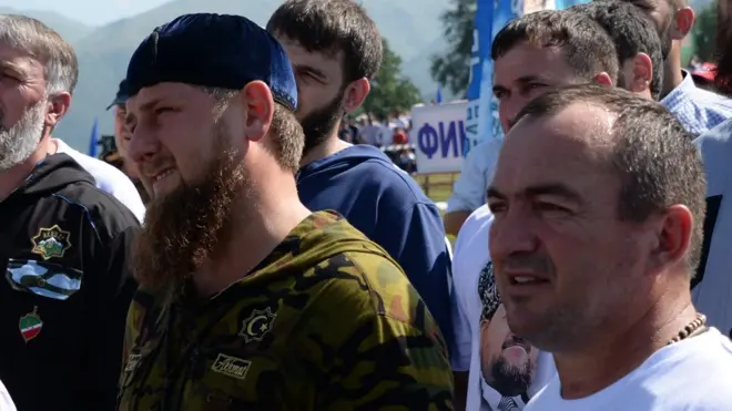 Министр спорта Чечни Хасмагомед Хизриев (справа) побывал на совещании в минспорта РФ после скандальных боев с участием детей