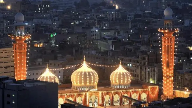 کراچی کی میمن مسجد شہر کے مرکز میں واقع ہے اور شہر کی سب سے بڑی مساجد میں سے ایک ہے