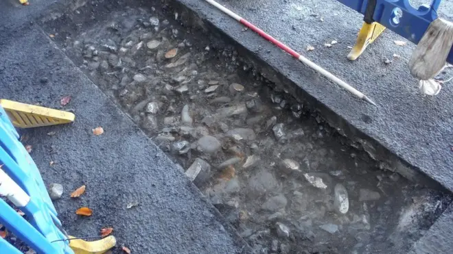 Jalan berusia 2000 tahun berada di bawah jalan modern