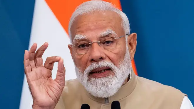 प्रधानमंत्री नरेंद्र मोदी इटली में एक बैठक को संबोधित करते हुए