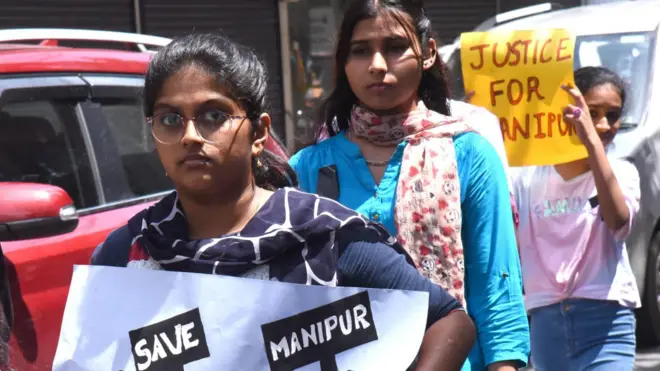 25 जून को कोच्चि में थेवारा सेंट जोसेफ़ चर्च से शांति मार्च निकालते हुए.