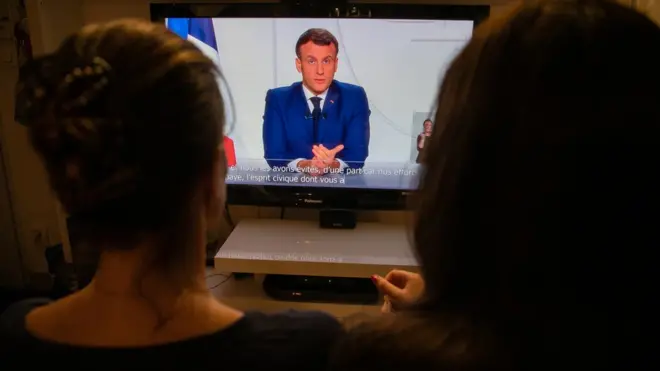 Fransızlar, Macron'un koronavirüse karşı stratejisini ekran başında takip etti.