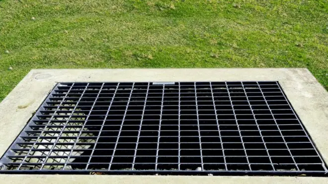 డ్రైనేజీలో వ్యక్తి