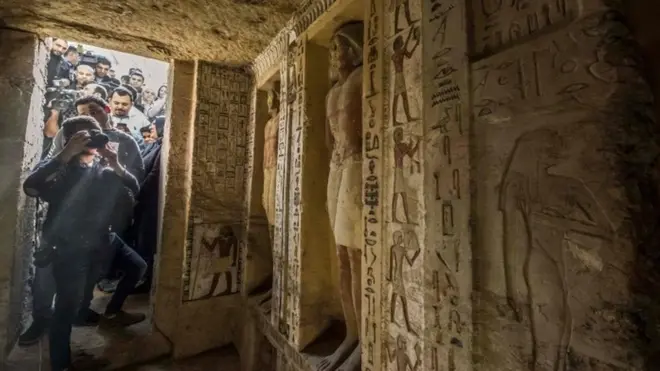 Wartawan diijinkan untuk memasuki makam yang baru ditemukan ini, yang disebut para pakar "terpelihara dengan sangat baik".