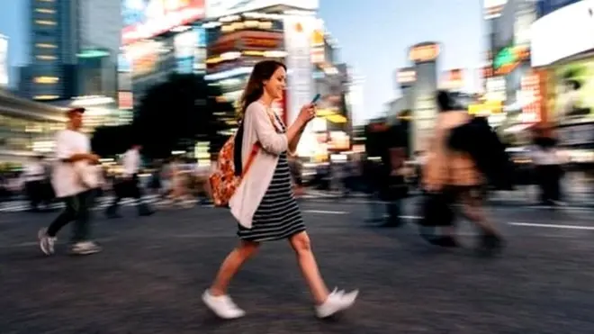 मोबाइल इस्तेमाल करती लड़की