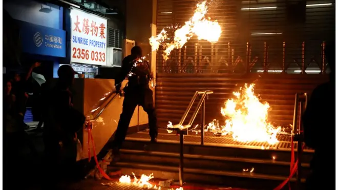 入夜后，激进示威者分散至油尖旺，以及黄埔、红磡一带，放火焚烧地铁站入口及商店，警方用催泪弹驱散。