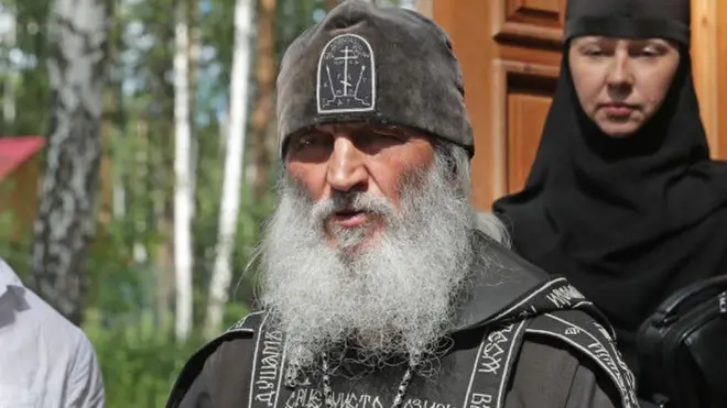 Otac Sergej je izjavio da će crkveni zvaničnici morati da „napadnu manastir", ukoliko žele da ga isteraju