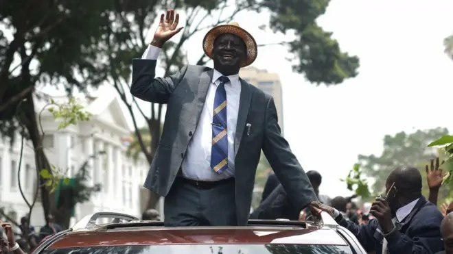 Raila Odinga célèbrant la décision rendue par la Cour suprême de son pays.
