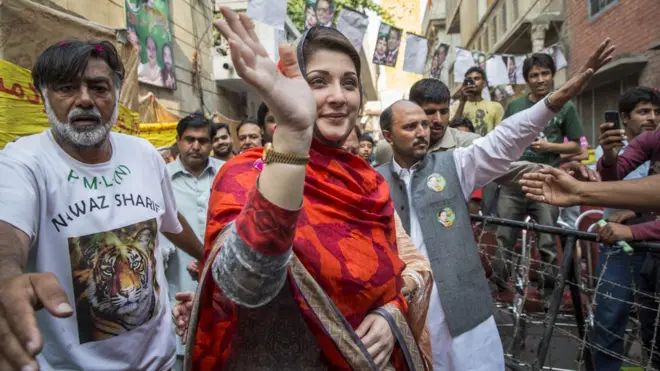 حکمراں جماعت کے ذرائع کے مطابق سابق وزیر اعظم میاں نواز شریف اپنی اہلیہ کلثوم نواز کی عیادت کے لیے لندن جا رہے ہیں اور مریم نواز بھی ان کے ہمراہ ہوں گی۔