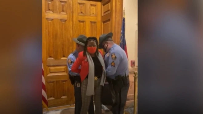 La legisladora Park Cannon salió esposada y arrestada del capitolio de Georgia.