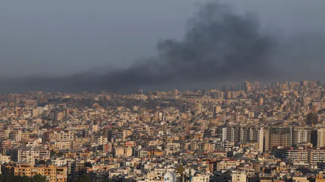 تصاعد الدخان فوق الضاحية الجنوبية لبيروت بعد غارة إسرائيلية، وسط أعمال عدائية مستمرة بين حزب الله والقوات الإسرائيلية، 16 أكتوبر 2024