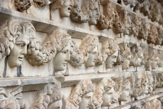 Aphrodisias'ta başlardan oluşan figür duvarı