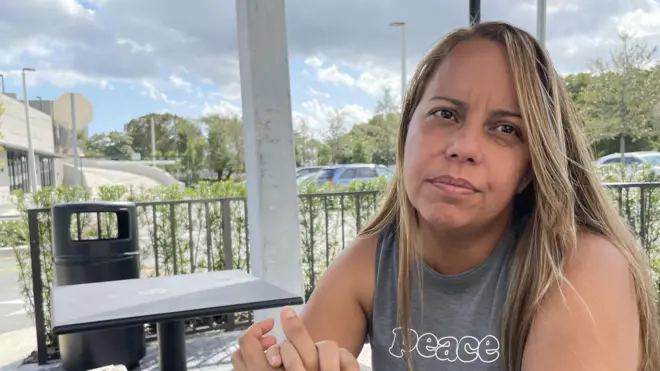 Rosa Ferrer, maestra puertorriqueña de una escuela pública que desde hace más de una década tiene más de un empleo para enfrentar el costo de vida de la isla.