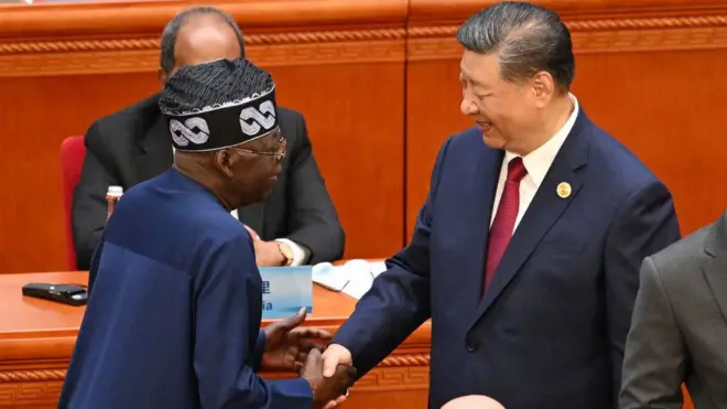 Aarẹ Bola Tinubu wọ aṣọ buba olomi aro o bọwọ pẹlu Aarẹ Xi Jinping ti China to wọ kootu alawọ dudu.