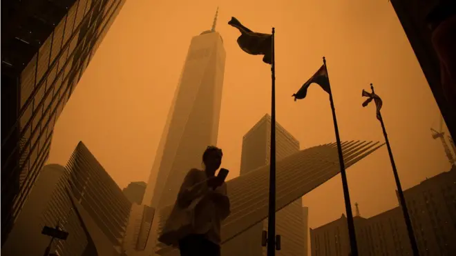 El World Trade Center One, visto bajo la niebla.