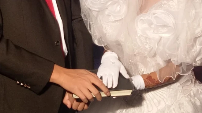 苏菲（图右）在牧师安排下，与一名中国男子结婚，却不知情地跌进人口贩子网络。