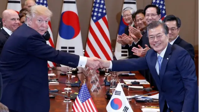 Donald Trump et son homologue sud-coréen, Moon Jae-in, se sont entretenus mardi sur la question du programme nucléaire nord-coréen.