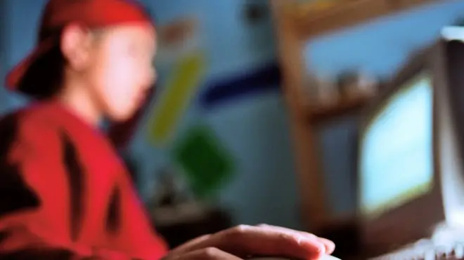 مخاطر التحرش الإلكتروني بالإطفال تزيد بفعل انفتاح عالم واسع عبر الأنترنت