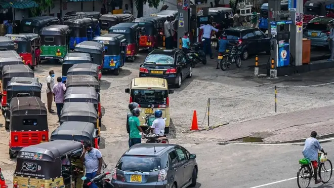 ඉන්ධන බෙදා හැරීම ප්‍රමාද වෙන බව බවුසර් හිමියෝ කියති