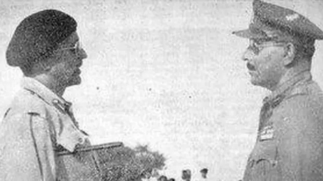 جنرل العیدروس (دائیں) جنرل چودھری کے آگے ہتھیار ڈالتے ہوئے