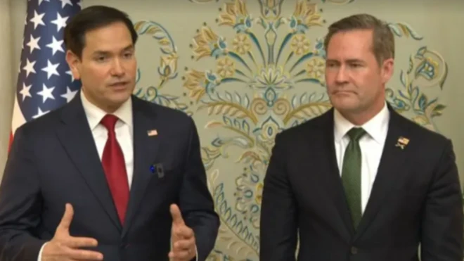 روبيو (يسار)