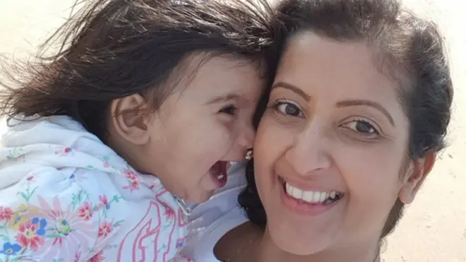 తన కుమార్తెతో క్రీనా